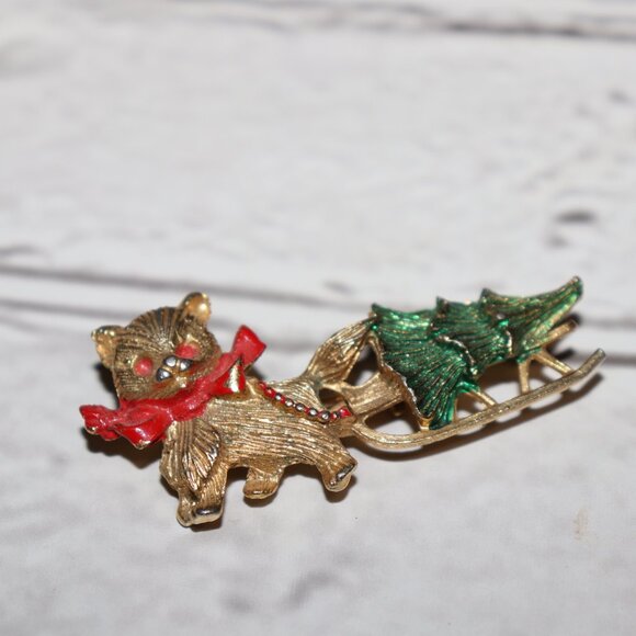 🎄🐱 Vintage Gold Cat Christmas Brooch · Green & Red Accents · 2.25" Long · - Picture 3 of 4